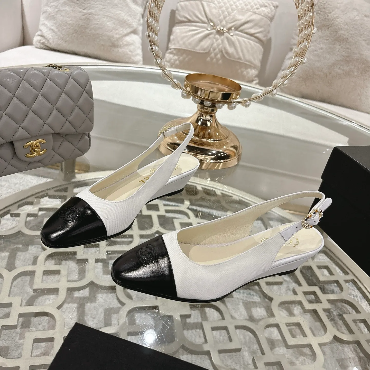 👟👟Ex-factory price 520👟👟 𝐂𝐇𝐀𝐍𝐄𝐋 Xiaoxiang 25𝐬𝐬Spring and summer new products Counter classic Xiaoxiang color-blocked back hollow wedge sandals series new〰 🍬 A must-have in the fashion circle, the matching will interpret the meticulous, minimalist and classic elements that will never fade away 💋Shows a unique dressing style that is too beautiful to say. A must-have for summer... Upper: original high-custom lambskin lining: imported mixed sheepskin lining Outsole: original Italian leather outsole Heel height: 4.5cm Shoe size: 35-39 (40.41.42 customization is not returnable)